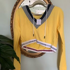 Cropped yellow Tommy Hilfiger sweatshirt